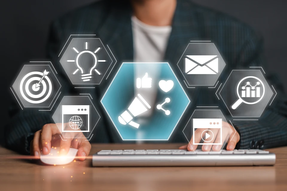 Professionnel en costume utilisant un ordinateur portable sur un bureau en bois