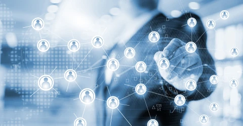 Homme d'affaires en costume utilisant une tablette tactile dans un environnement professionnel moderne