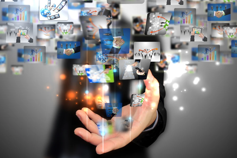 Main ouverte émergeant d'un costume d'affaires dans un environnement de bureau moderne