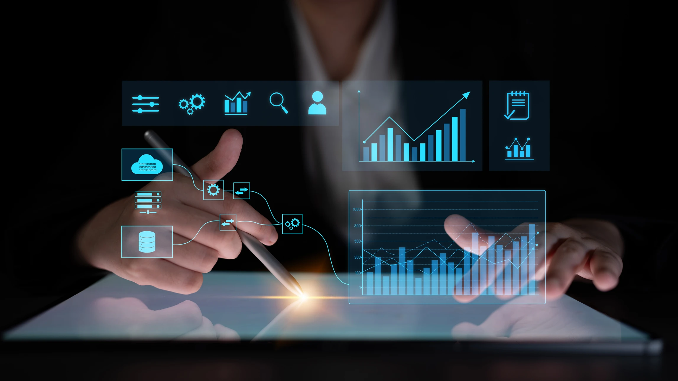 Espace de travail collaboratif avec quatre personnes utilisant ordinateurs portables et tablettes autour d'une table en bois