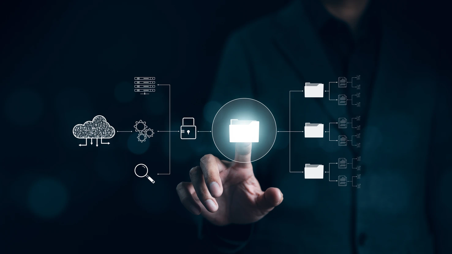 Quatre professionnels souriants collaborent autour d'un ordinateur portable dans un bureau moderne lumineux