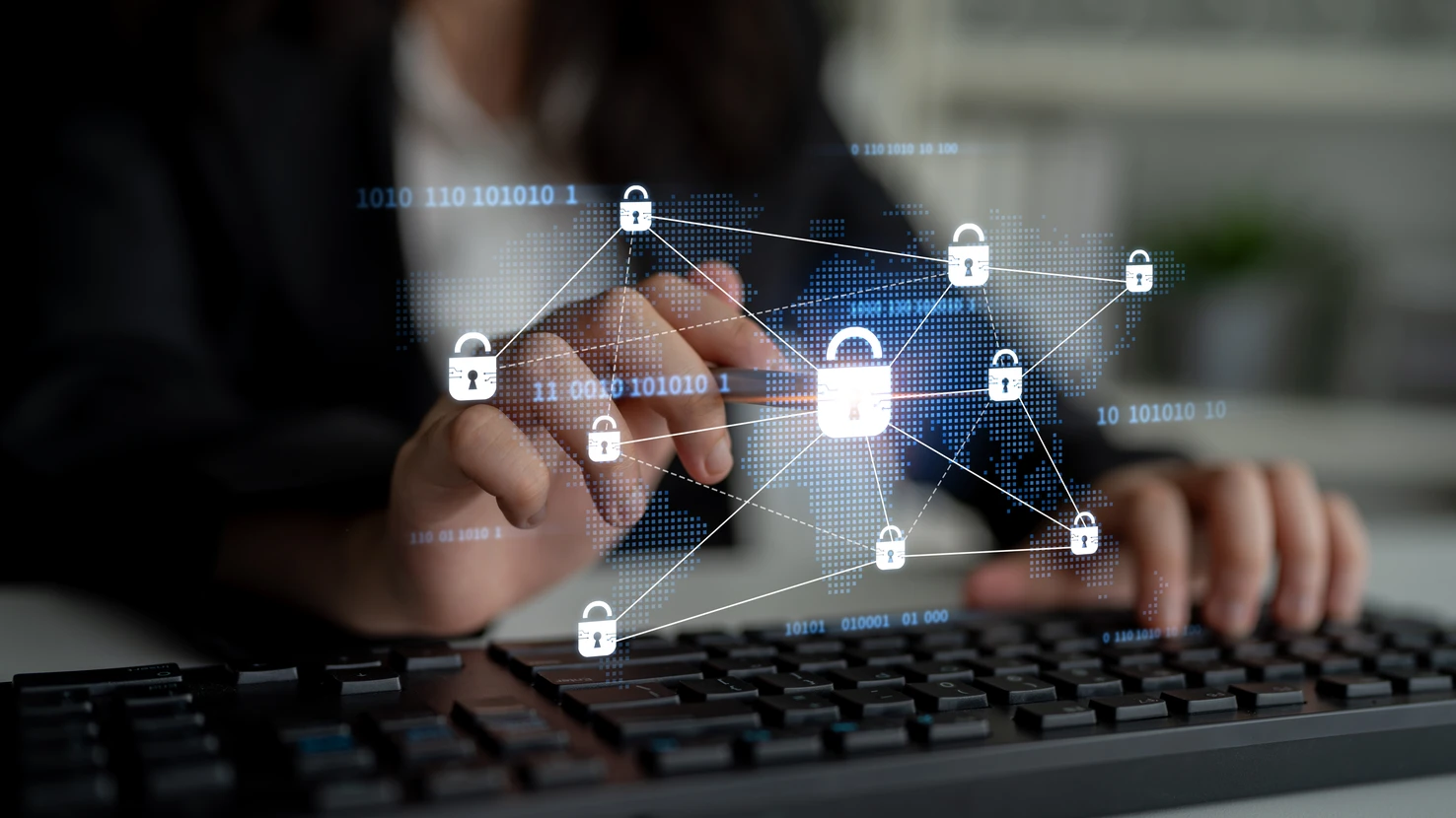 Espace de travail numérique avec ordinateur de bureau moderne affichant interface utilisateur colorée