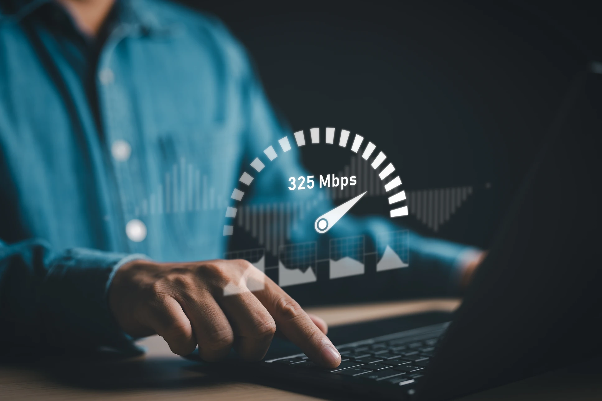 Professionnel en costume-cravate travaillant sur ordinateur portable dans centre de données moderne