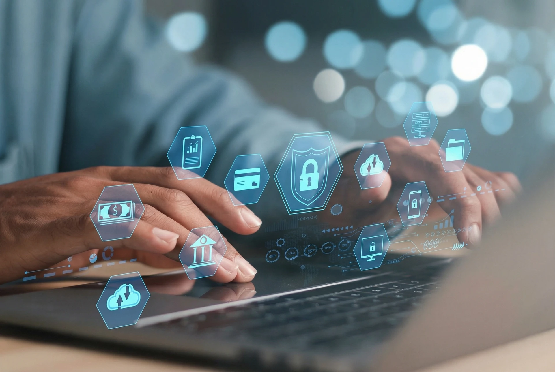 Homme d'affaires en chemise bleue travaillant sur ordinateur portable et tablette dans bureau moderne