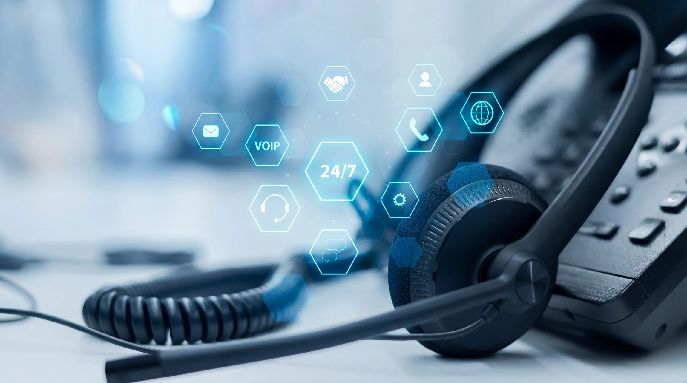 Personne composant un numéro sur téléphone IP professionnel dans bureau moderne